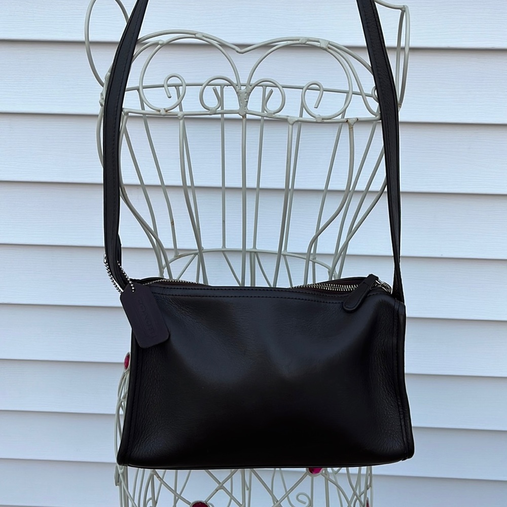 Coach, vintage round leather shoulder bag in excellent condition